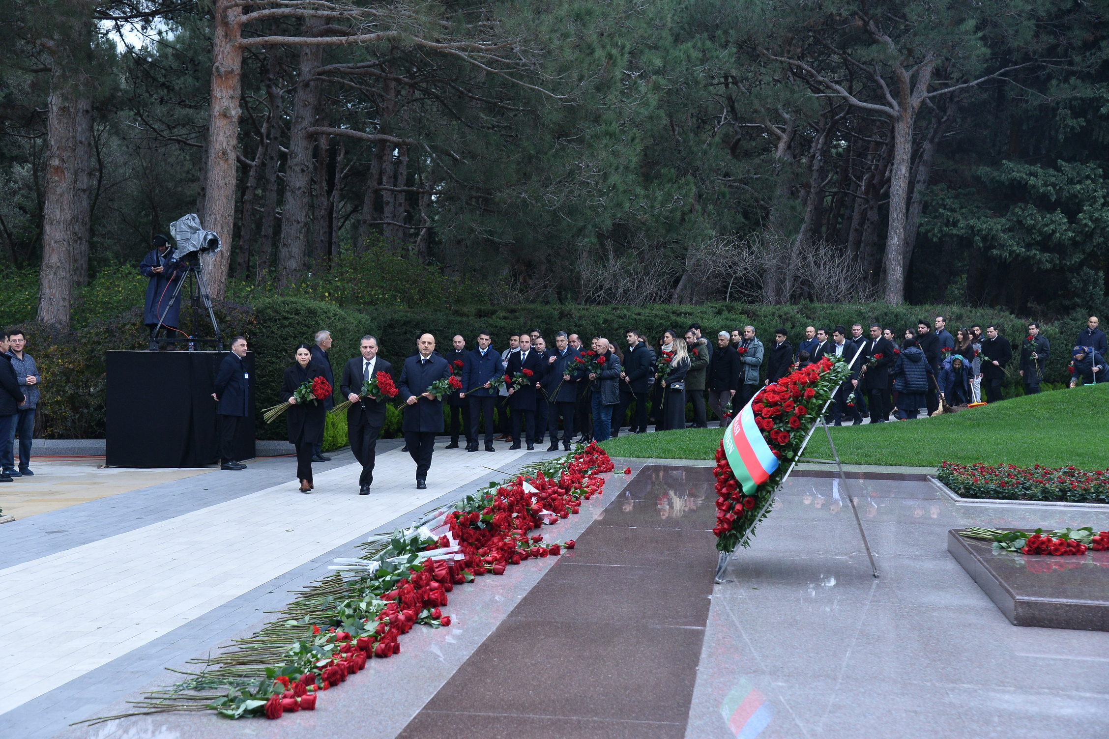 Turizm sənayesi Ümummilli Lider Heydər Əliyevin anım günü ilə əlaqədar Fəxri Xiyabanı ziyarət edib